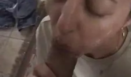 تینا چری طول می کشد دیک در فیلم سوپر سگس یک قایق