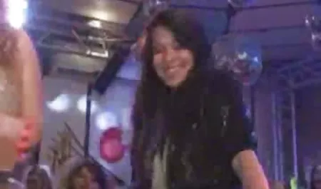 کوین سکس با فیلم سکسی رایگان کوتاه منفجر کردن یک عروسک و بازدید دوش