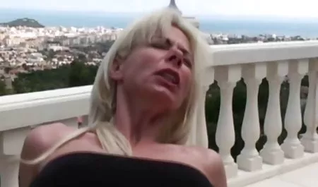 شرمنده نمایش فیلم سکسی از یک,